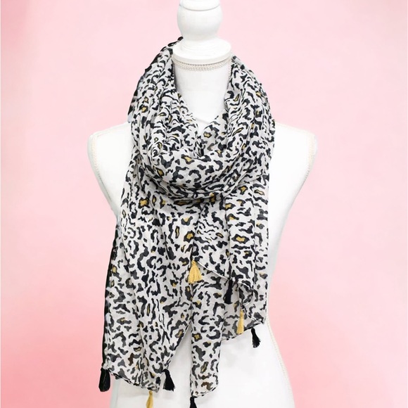 Beautiful Animal Print Design Lightweight Scarf - Picture 4 of 4